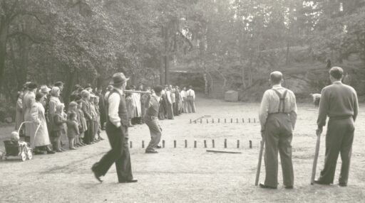 Kyykän mestaruusottelu Vienan ja Aunuksen joukkueiden välillä Helsingin Seurasaaressa vuonna 1952. Heittovuorossa Karjalan Sivistysseuran puheenjohtaja Aleksi Lahelma. Sampo-tietokanta.