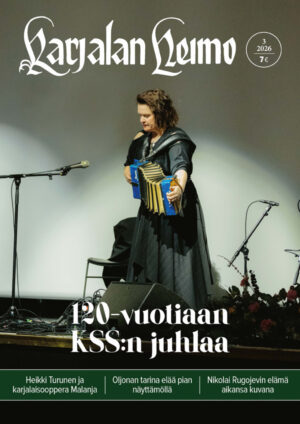 Lehtikansi, jonka nimiössä teksti "Karjalan Heimo 3/2026". Kansikuvassa esiintymislavalla mikrofoneja, monitori ja piuhoja, kuva-alan keskellä tummaan puseroon ja leveähelmaiseen hameeseen pukeutunut nainen soittaa keskittyneesti kaksirivistä, sinistä haitaria. Taustallaan häämöttää tuoli, jonka selkänojalle on heitetty takki. Näyttämön valospotit kohdistuvat soittajaan sekä hänen vierelleen.